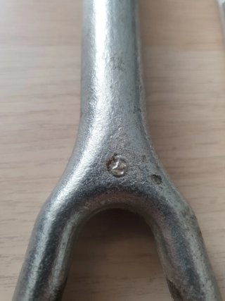 Gancho remolque Mercedes + herramienta