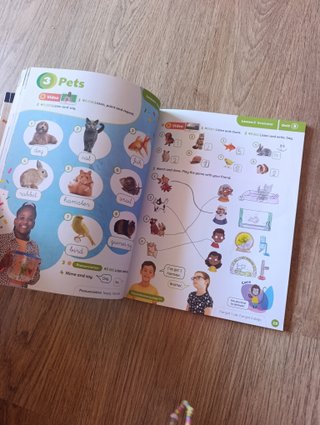 Libro de inglés y worbook.  Open Up 1.  Oxford.