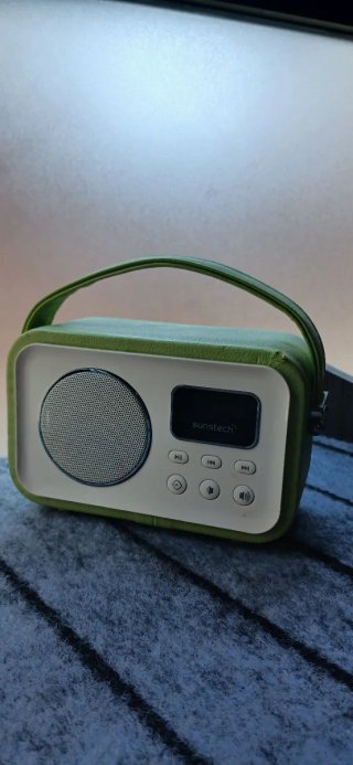 Radio Vintage Suntech Verde y Blanca
