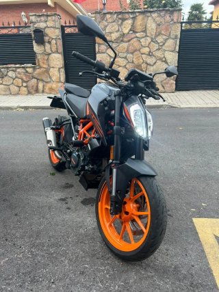 Moto KTM Duke 125 Negra y Naranja - Negociable