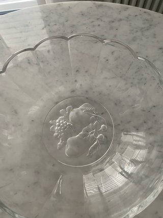 Frutero de cristal con relieve floral