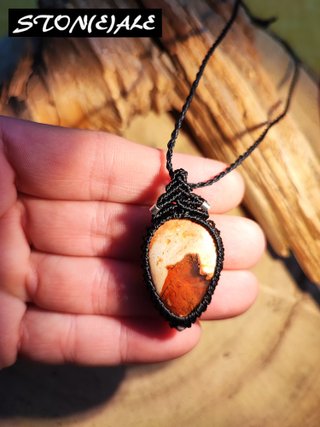 Collana con ciondolo in macrame con opale di fuoco