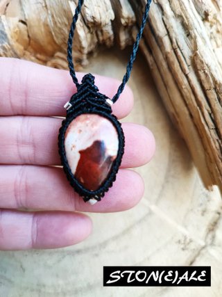 Collana con ciondolo in macrame con opale di fuoco