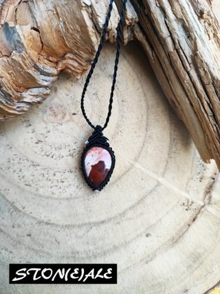 Collana con ciondolo in macrame con opale di fuoco