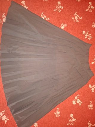 Falda gris plisada