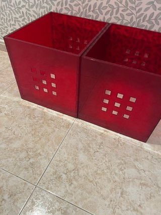 Cajas de ordenación Ikea rojas.