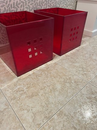 Cajas de ordenación Ikea rojas.