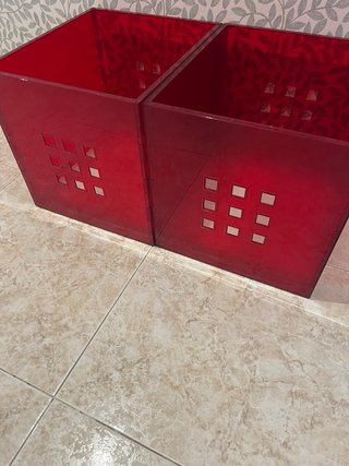 Cajas de ordenación Ikea rojas.