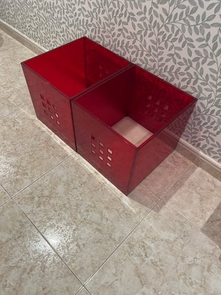 Cajas de ordenación Ikea rojas.