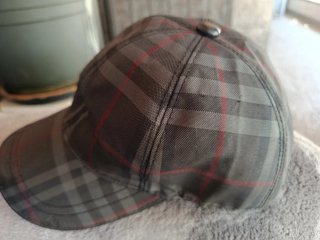 Gorra Burberry Cuadros Negra y Roja