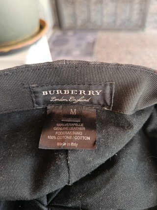 Gorra Burberry Cuadros Negra y Roja