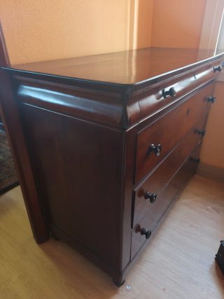 Cómoda de madera oscura.
