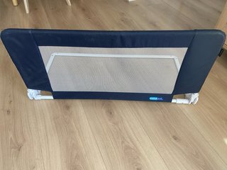 Barrera abatible para cama infantil