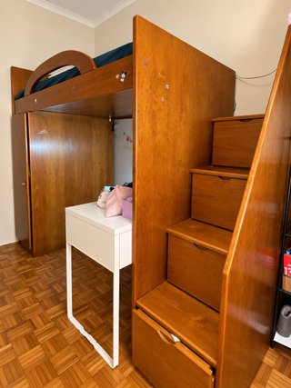 Cama alta com escadas e arrumação