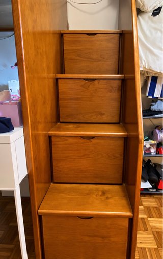 Cama alta com escadas e arrumação