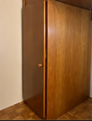 Cama alta com escadas e arrumação