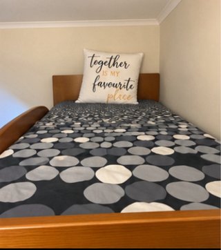 Cama alta com escadas e arrumação