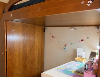 Cama alta com escadas e arrumação