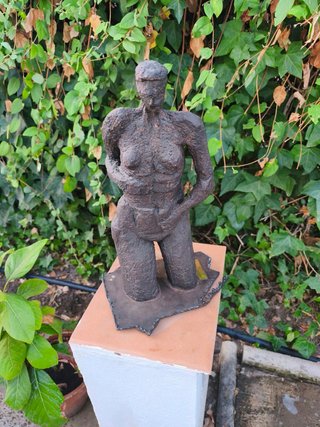 Escultura de metal figura humana