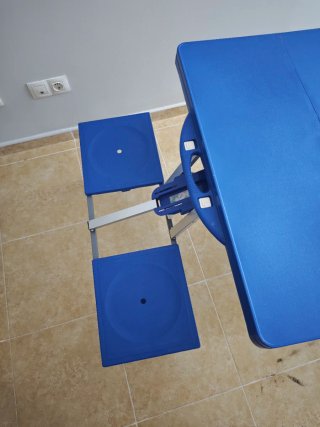 Mesa de camping plegable azul y plateada