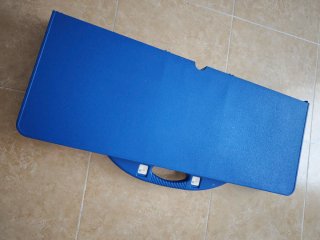 Mesa de camping plegable azul y plateada