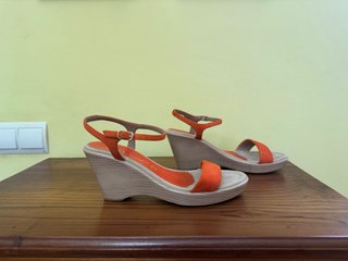 Sandalias Unisa ante naranja cuña T38