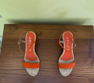 Sandalias Unisa ante naranja cuña T38
