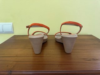 Sandalias Unisa ante naranja cuña T38