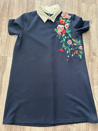 Vestido azul con bordado floral