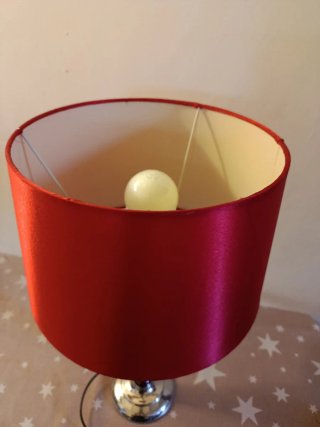 Lámpara de mesa vintage roja y plateada