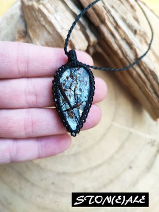 Collana con ciondolo in macrame con astrofillite