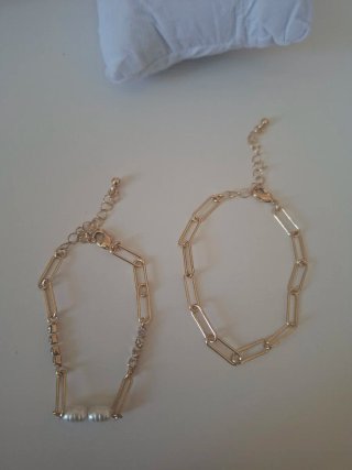 Pulseras doradas con perlas y strass