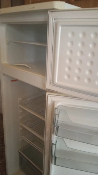 Frigorífico blanco con congelador