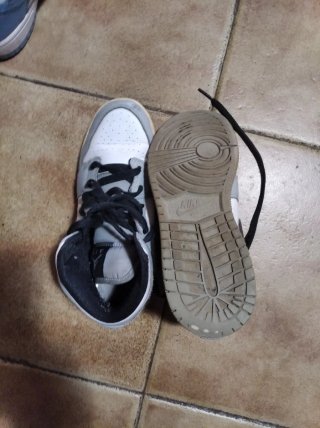 Zapatillas Nike Jordan Grises y Blancas