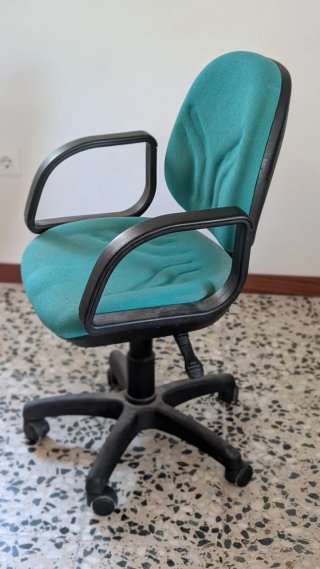 Silla de oficina ergonómica con ruedas