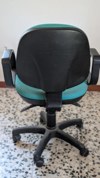 Silla de oficina ergonómica con ruedas