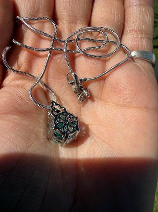 Collar de plata con colgante azul brillante