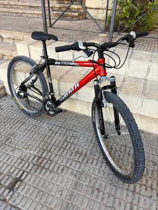 Bicicleta de montaña roja y negra