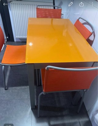 Mesa de cocina y 4 sillas naranja