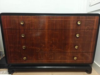 Cómoda de madera con diseño oriental