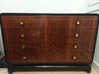 Cómoda de madera con diseño oriental
