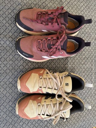 Lote 2 zapatillas montaña Adidas y Salomon  t. 40