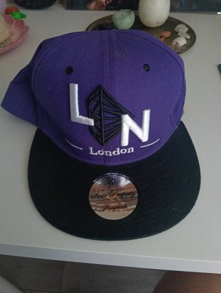Gorra State Property London LN Morada