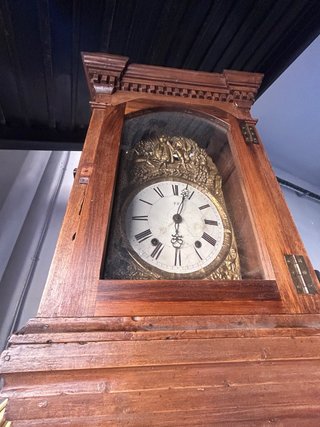 Reloj de pie antiguo de madera