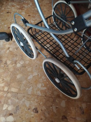 Carrito de muñecas azul con accesorios
