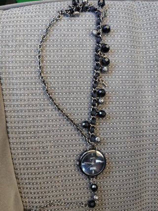 Reloj de colgar negro