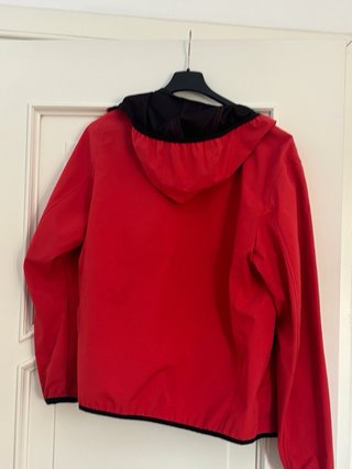 Giubbino rosso con logo foglia
