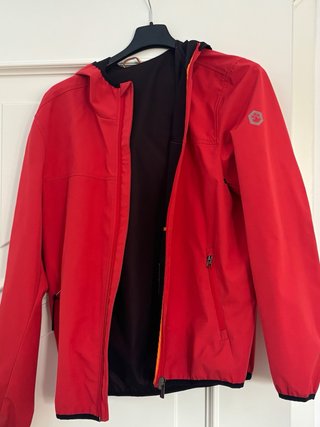 Giubbino rosso con logo foglia