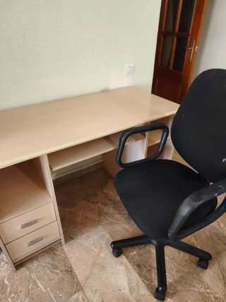 Escritorio o mesa de estudio madera con su silla