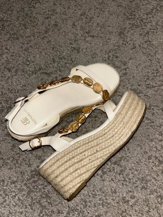 Sandalias cuña Buonarroti blancas y doradas